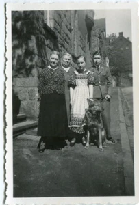 Orig. Foto WELLINGHOFEN /DORTMUND Prinzenstr. 81, Frauen/Mann in Uniform 30er - Picture 1 of 1