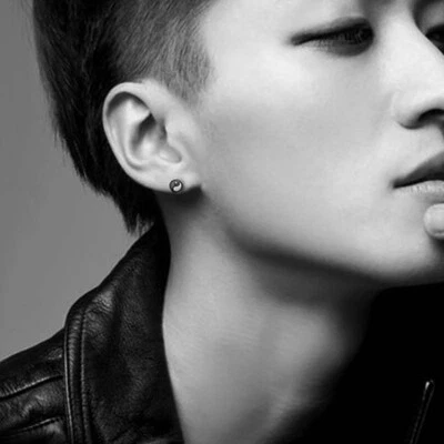 Pendientes religiosos de acero inoxidable Tai Chi Yin Yang Barbell para hombre con tachuelas buena suerte Foto 1 de 4