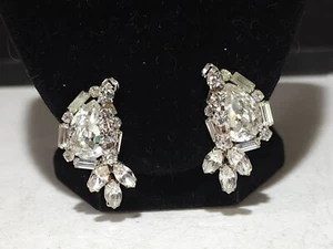 UNUSUAL VINTAGE HATTIE CARNEGIE DANGLE EARRINGS CLEAR PEAR RHINESTONE CLIPS - Picture 1 of 10