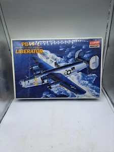 1992 Academy MiniCraft PB4Y-1 US Navy Liberator Model Kit 2114 scala 1/72 - Foto 1 di 12
