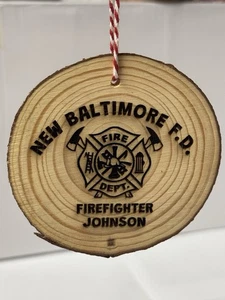 Personalisierter Christbaumschmuck Feuerwehrmann Lasergravur Kiefernholz - Bild 1 von 3