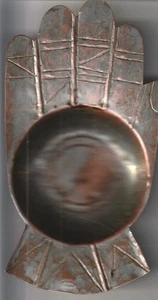 SELTENES JÜDISCHES TZEDAKAH WOHLTÄTIGKEITSTABLETT AMULETT HAMSA ISRAEL PALÄSTINA, GEHÄMMERT SIGNIERT - Bild 1 von 1