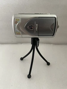Nikon Coolpix 3500 Vintage silberne Digitalkamera mit rotierendem Objektiv E3500 - Bild 1 von 15
