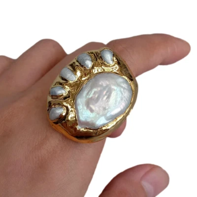 Anillo de perlas blancas cultivadas con anillos de dedo ajustables galvanizados en oro Foto 1 de 4