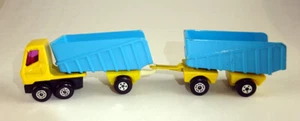 Paquete de dos 17 camiones y remolque articulados Matchbox amarillo infernal y techo azul - Imagen 1 de 7
