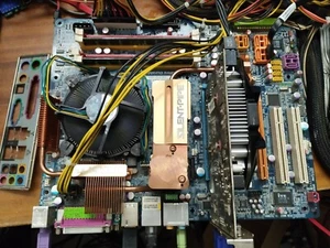 Gigabyte GA-P35-DS4 REV:1.0 socket 775 + Intel Q8200 + 4gb ddr2+ I/O shield - Picture 1 of 6
