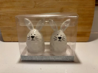 Salero y pimentero Bunny, con nariz de corazón y orejas rosadas.  Superficie con hoyuelos Foto 1 de 3