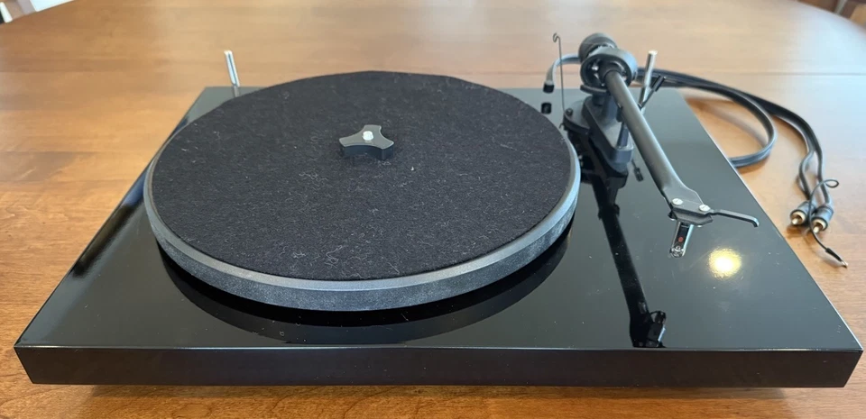 Pro-Ject Audio Systems Debut III Hi-Fi Turntable w/ OM 5E Cartr.  + spare stylus - Image 1 of 4