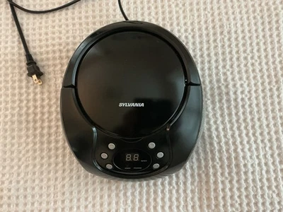 Sylvania SRCD261-B-CHAMPAGNE портативный проигрыватель компакт-дисков и AM/FM-радио - Изображение 1 из 4