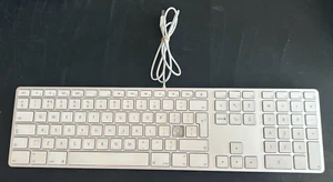 Apple A1243 Wired Extended Keyboard *GENUINE* ( SEE DISC ) *1 KEY COVER MISSING* - Afbeelding 1 van 13