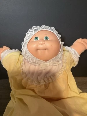 DE COLECCIÓN 1983 REPOLLO PARCHE NIÑOS CALVO PREMATURO OJOS VERDES CON CAMISÓN AMARILLO Foto 1 de 4