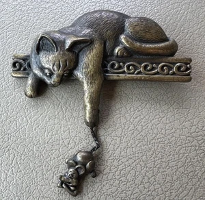"Broche prendedor vintage Jonette joyería gato con ratón colgante tono bronce firmado JJ 2,5""" - Imagen 1 de 5