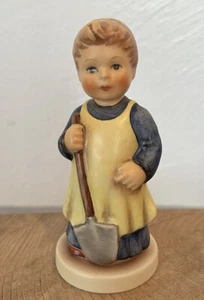 Figura de colección 1996 Goebel Hummel "Garden Treasures" #727 - Imagen 1 de 5