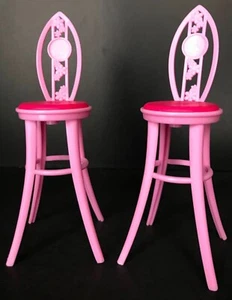 Juego de 2 taburetes de bar Barbie Glam Vacation House 2009 Mattel, Inc. rosa de 2 tonos usados en excelente estado - Imagen 1 de 4