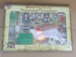 JUEGO DE JUEGOS DE DISNEYLAND PIRATAS DEL CARIBE EN CAJA DAÑADA - Imagen 1 de 4