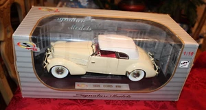 Signature 1/18 Scale Diecast 1937 Cord 812 Supercharged - White New in box - Picture 1 of 7