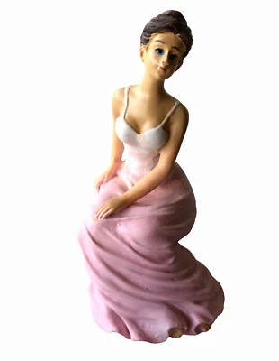 S.A Puppenhaus DAMEN SITZEND in rosa Korsett/Unterwäsche Harz moderne Figur 1:12 Maßstab