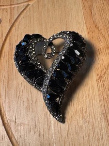 Spilla cuore tono argento vintage con pietre nere J40 - Foto 1 di 4