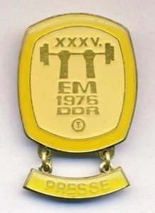 Prensa participante campeonato europeo de levantamiento de pesas 1976 prendedor insignia Berlín RDA - Imagen 1 de 2