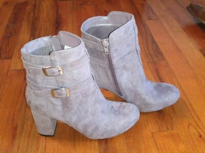 NUEVO SIN CAJA Christian Siriano Mujer Imitación Gamuza Botas Taupe EE. UU. 7,5 EUR 38,5 Cremallera Foto 1 de 4