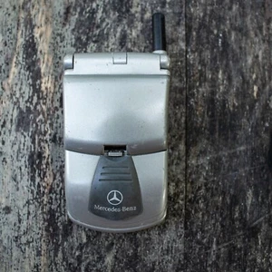 Téléphone portable à clapet argent Mercedes-Benz Motorola Timeport modèle Q6820612 - Photo 1 sur 13