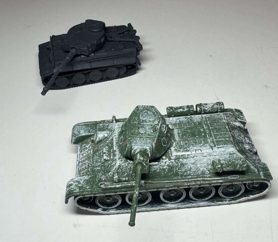 Tanque Corgi T34 1/64 y tanque Unimax Tiger Foto 1 de 3