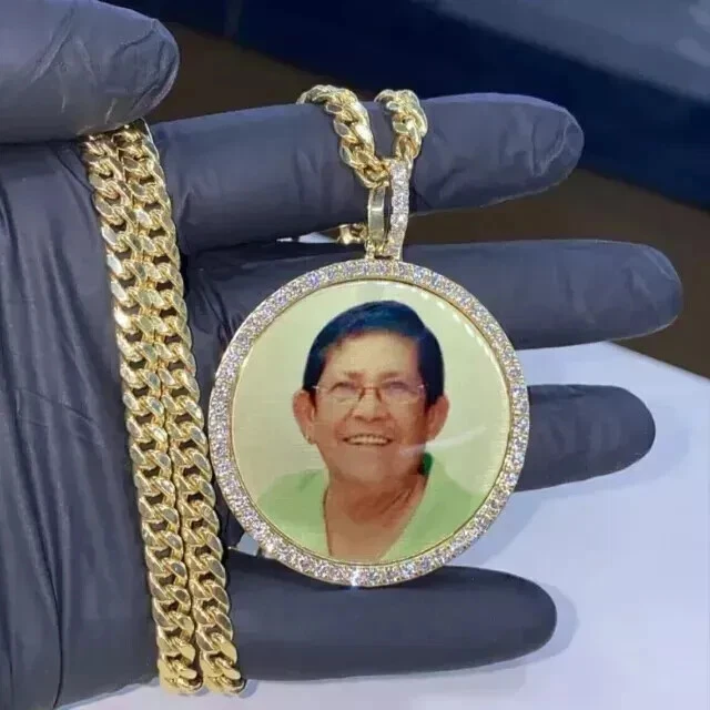 Colgante con imagen de memoria de moissanita de corte redondo de 2,50 quilates enchapado en oro amarillo de 14 quilates Foto 1 de 4