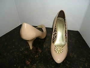 FERGALICIOUS by FERGIE SYMPHONY size 9.5M PUMPS HIGH HEEL SHOES NUDE PATENT - Picture 1 of 12