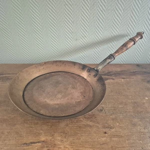 Ancienne casserole à confiture en cuivre APB avec poignée décorative en bois - Picture 1 of 9