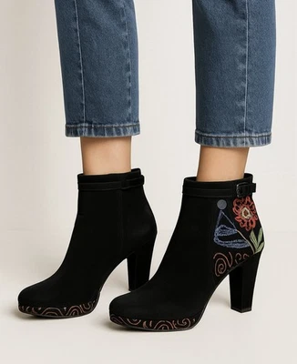 Botines Artemisa Floral Bordado Gamuza - Negros - Talla 41 (US 10.5)💛🎀 Foto 1 de 4