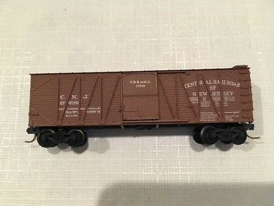Micro Trains 28040 N-Scale 40ft Wood Sheathed Boxcar CNJ 17239 - Image 1 of 2