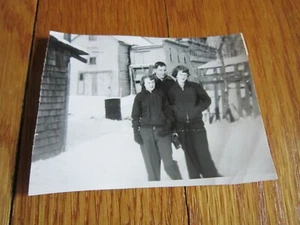 Vintage Foto Schwarzweiß 50er Jahre Frisuren Frau & Männer Winter Schnee Szene klein - Bild 1 von 4