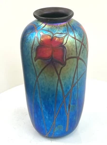 Jarrón azul iridiscente con diseño de flor roja.  Por Saúl Alcaraz. Vidrio soplado - Imagen 1 de 4