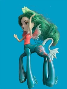 Monster High Fright Mares Bay Tidechaser Half Horse Ghoul - Foto 1 di 2