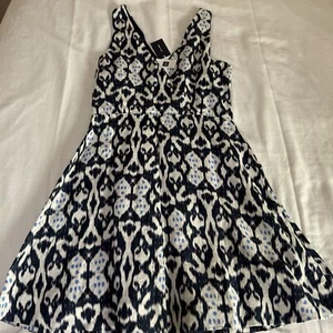 NWT Gap Navy And White Printed Fit & Flare Dress 100% Linen Sleeveless Size 6 - Picture 1 of 8