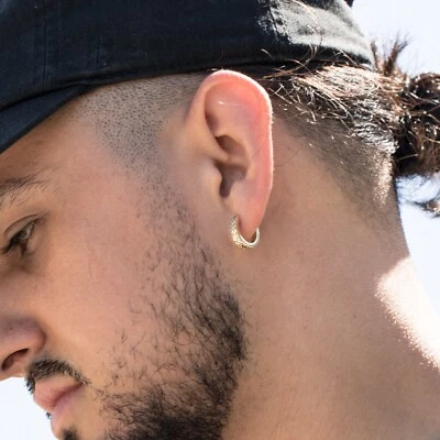 Brincos pequenos unissex de argola de prata esterlina esculpidos à mão folheados a ouro amarelo 14K - Imagem 1 de 4