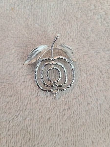 VINTAGE SARAH COVENTRY APPLE SHAPED ABSTRACT SMALL BROOCH PIN SILVER TONE - Picture 1 of 7