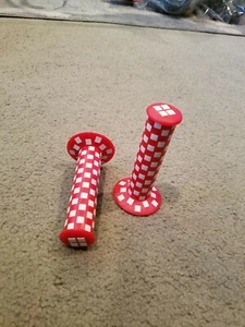 NEW RED AND WHITE OLD SCHOOL BMX CHECKERED BICYCLE GRIPS - Picture 1 of 3