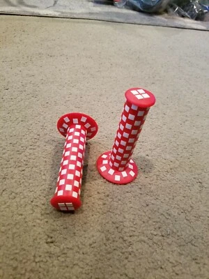 NUEVO ROJO Y BLANCO VIEJA ESCUELA BMX EMPUÑADURAS DE BICICLETA A CUADROS  Foto 1 de 3