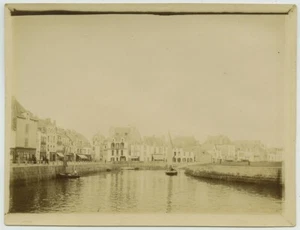 Bretagne ? Normandie ? Port ou canal à situer. Bateau de pêche. Circa 1900. - Imagen 1 de 1