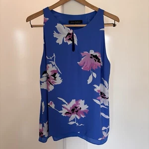 Blusa sin mangas azul jazmín y juliana con flores tropicales - Imagen 1 de 11