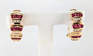 Pendientes Omega de oro de 14 quilates con rubí y diamantes de 0,20 quilates de aproximadamente 1,20 quilates - Imagen 1 de 6