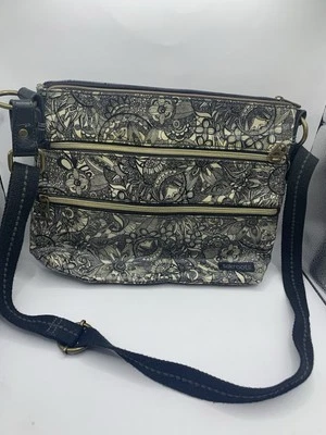 BOLSA BANDOLERA SAKROOTS ARTIST CIRCLE SPIRIT DESERT BLANCO Y NEGRO (USADA DEFECTUOSA) AÑO Foto 1 de 4