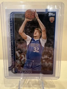 2025-26 Topps Basketball Cooper Flagg Rookie Card #201 Base Mavericks (RC) - Bild 1 von 2