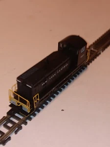 N-scale New York Central SW-8 switch locomotive - Picture 1 of 9