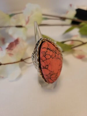 Anillo de Metal Martillado Tono Plateado Teñido Howlita Piedra Grande Talla 6 Foto 1 de 4