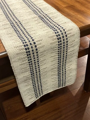 Corredor de Mesa Adelphi Caja y Barril 14" x 90" Algodón Tejido Textura Tostado Azul Marino Foto 1 de 4