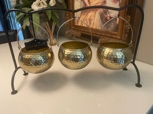 BROOMSTICK BLVD LARGE HALLOWEEN BLACK METAL HOLDER 3 Gold Hanging Cauldrons New - Picture 1 of 3