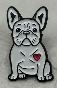 Süße kleine weiße französische Bulldogge, kleines rotes Herz, Frenchie Brosche Anstecknadel - Bild 1 von 4