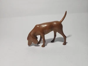 Estatuilla de perro sabueso miniatura de resina tallada a mano de arte popular vintage - Imagen 1 de 13